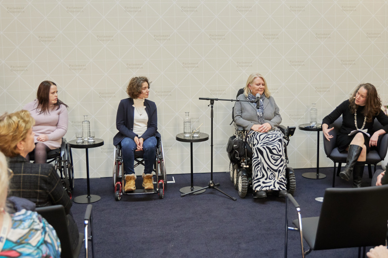 Von links: Expertin für Barrierefreiheit Melanie Wimmer, Katharina Steiner - Selbstbestimmt Leben Steiermark, Obfrau knack:punkt Monika E. Schmerold, Menschenrechtsexpertin Marianne Schulze