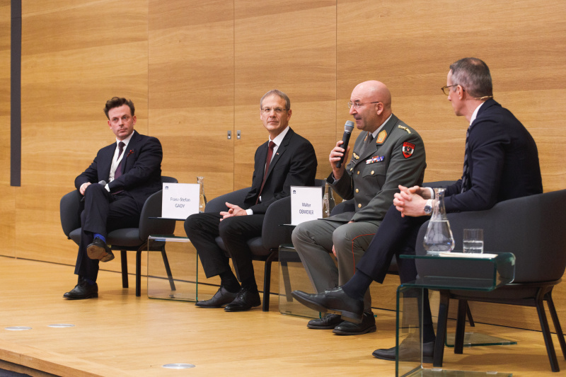 Blick aufs Podium. Von links: Politikberater und Analyst Franz‐Stefan Gady, Dekan der Rechtswissenschaftlichen Fakultät, Universität Innsbruck Walter Obwexer, Brigadier Gerfried Promberger - Österreichisches Bundesheer, Moderator Armin Kulovits - Parlamentsdirektion.