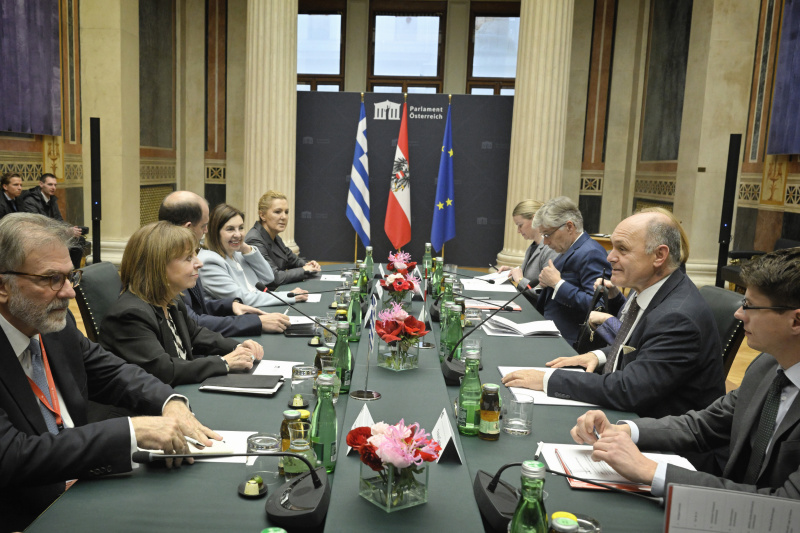 Aussprache. Rechte Tischhälfte Österreichische Delelgation mit Nationalratspräsident Wolfgang Sobotka (ÖVP) (2. von rechts). Linke Tischhälfte griechische Delelgation mit Staatspräsidentin Katerina Sakellaropoulou (2. von links)
