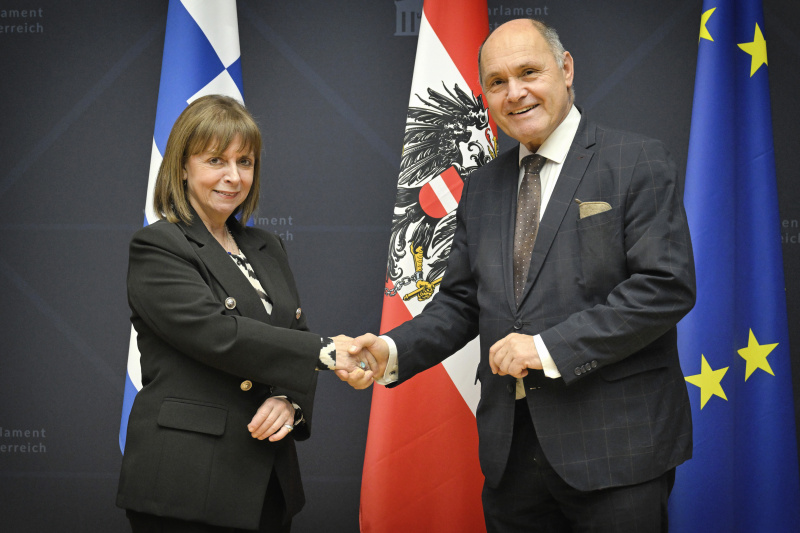 Fahnenfoto. Von links: griechische Staatspräsidentin Katerina Sakellaropoulou, Nationalratspräsident Wolfgang Sobotka (ÖVP)