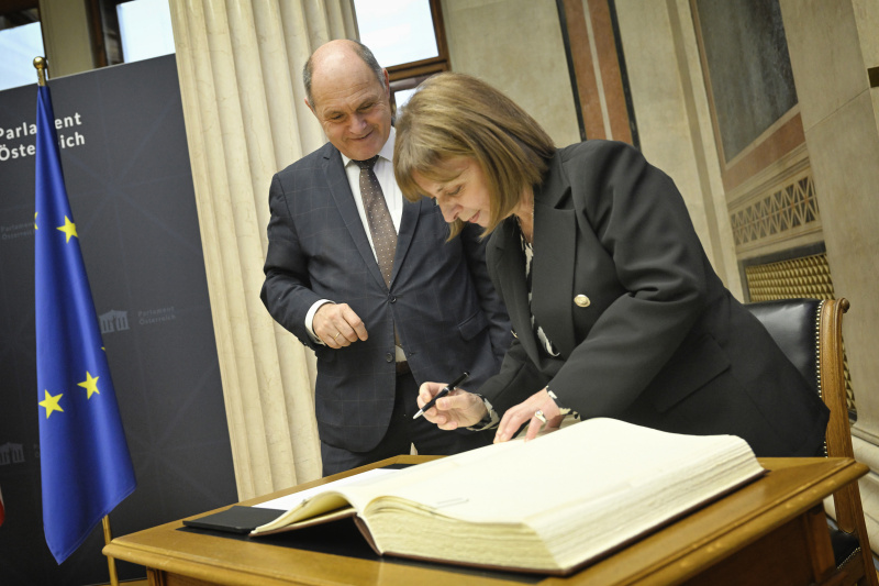 Gästebuch. Von links: Nationalratspräsident Wolfgang Sobotka (ÖVP), griechische Staatspräsidentin Katerina Sakellaropoulou