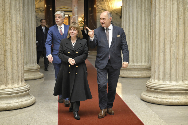 Von links: Parlamentsdirektor Harald Dossi, griechische Staatspräsidentin Katerina Sakellaropoulou, Nationalratspräsident Wolfgang Sobotka (ÖVP)