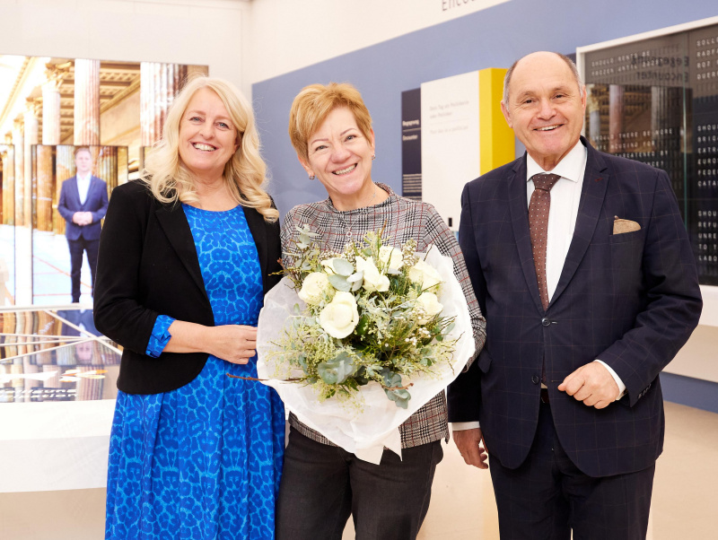 Bundesratspräsidentin Claudia Arper, Besucherin Beate Hutter und Nationalratspräsident Wolfgang Sobotka stehen gemeinsam im Forum.