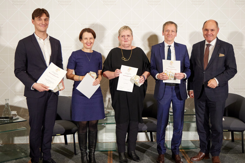 Von rechts: Nationalratspräsident Wolfgang Sobotka (ÖVP), Peter Slominski, Birgitt Haller, Cornelia Kogoj für Initiative Minderheiten, Emanuel Lerch