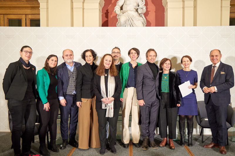 Gruppenfoto Nationalratspräsident Wolfgang Sobotka (ÖVP) mit Veranstalungsteilnehmer:innen der Initiative Minderheiten