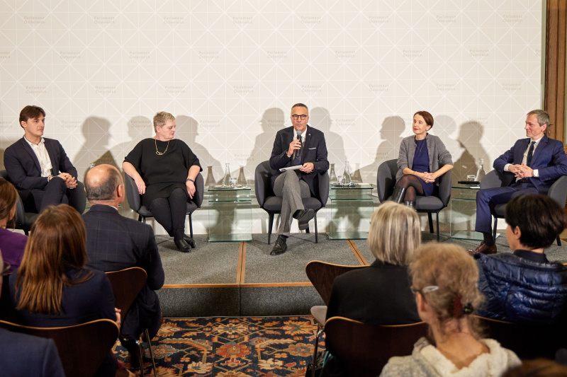 Podiumsgespräch mit den Preisträger:innen. Von links: Emanuel Lerch, Birgitt Haller, Sprecher der Parlamentsdirektion Karl-Heinz Grundböck, Cornelia Kogoj für Initiative Minderheiten, Peter Slominski