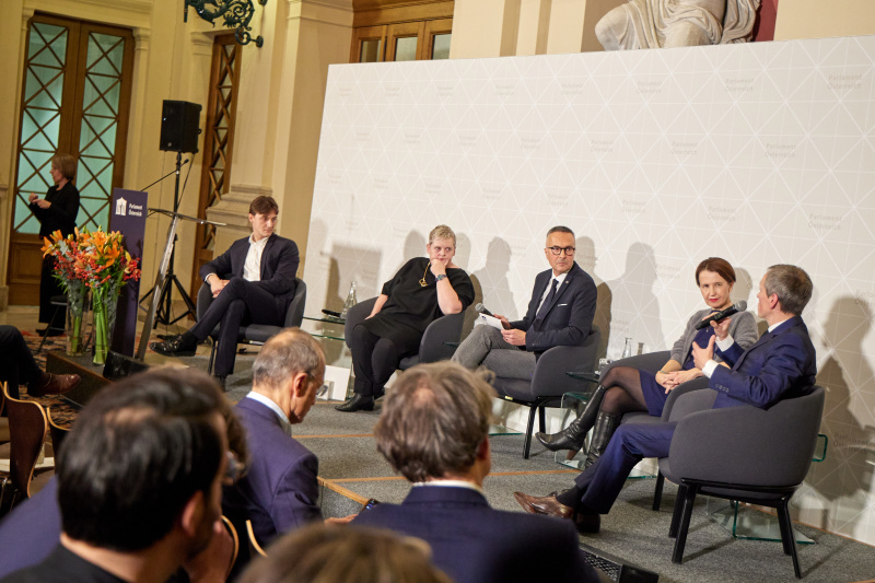 Podiumsgespräch mit den Preisträger:innen. Von links: Emanuel Lerch, Birgitt Haller, Sprecher der Parlamentsdirektion Karl-Heinz Grundböck, Cornelia Kogoj für Initiative Minderheiten, Peter Slominski