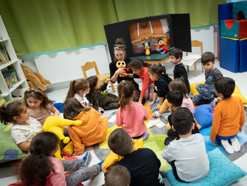 Demokratiebildnerin mit Kindern