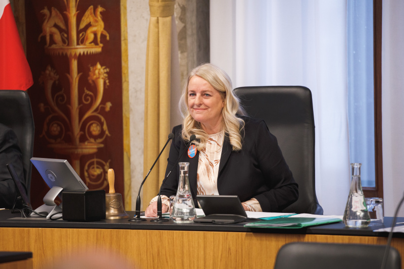 Bundesratspräsidentin Claudia Arpa (SPÖ) eröffnet die Bundesratssitzung