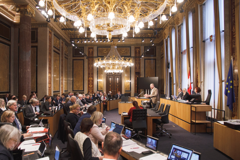 Blick Richtung Sitzungsteilnehmer:innen