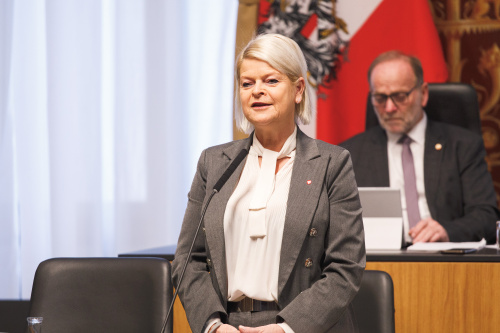 Auf der Regierungsbank: Bundesministerin für Landesverteidigung Klaudia Tanner (ÖVP)