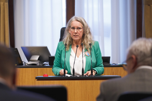 Am Rednerpult: Bundesrätin Simone Jagl (Grüne)