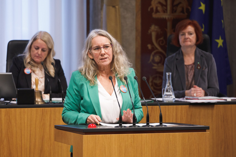 Am Rednerpult: Bundesrätin Simone Jagl (Grüne)