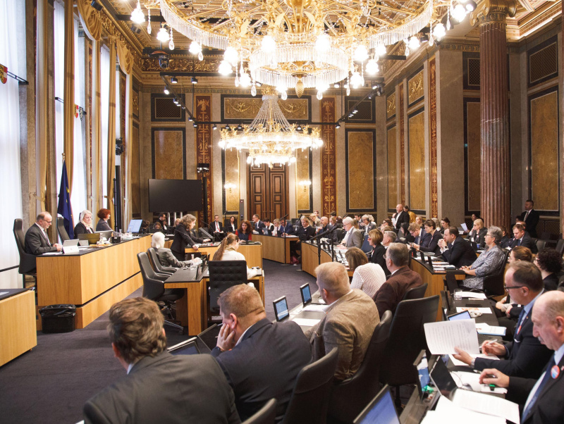 Blick Richtung Sitzungsteilnehmer:innen