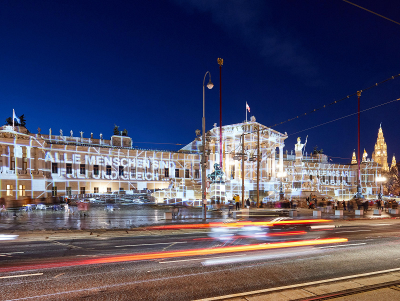 Lichtkunstwerk mit Art. 1 der Menschenrechtskonvention - Menschen in Bewegung