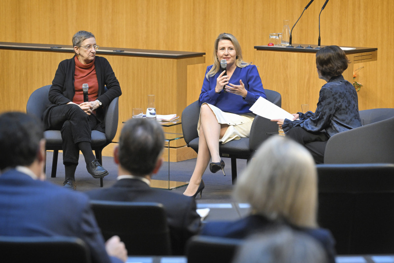 Panel 2 DIALOG verbindet. Bundesministerien im Gespräch. Von links: Fachexpertin Brigitta Busch, Integrationsministerin Susanne Raab (ÖVP), Moderation Katja Gasser