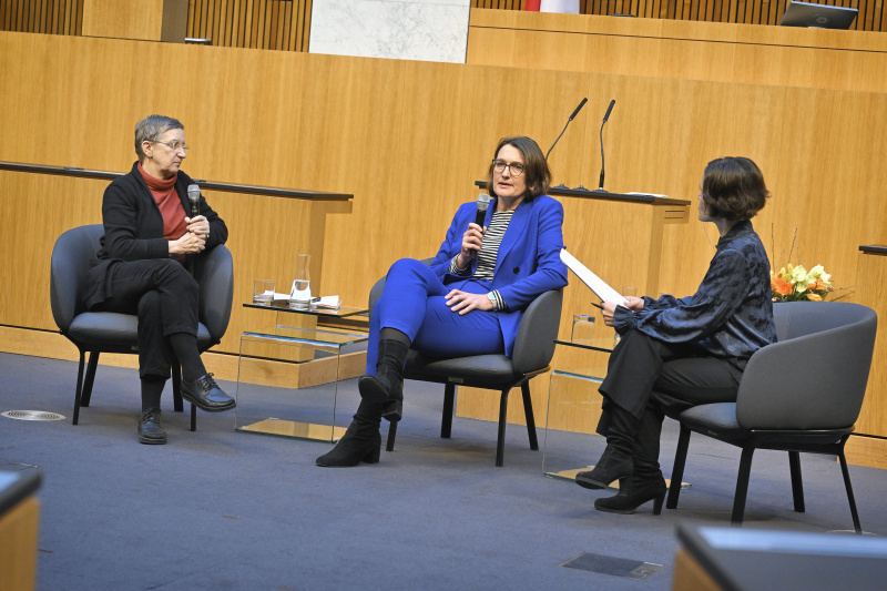 Panel 2 DIALOG verbindet. Bundesministerien im Gespräch. Von links: Fachexpertin Brigitta Busch, Leiterin der Sektion Personalentwicklung im Bundesministerium für Bildung, Wissenschaft Margareta Scheuringer, Moderation Katja Gasser