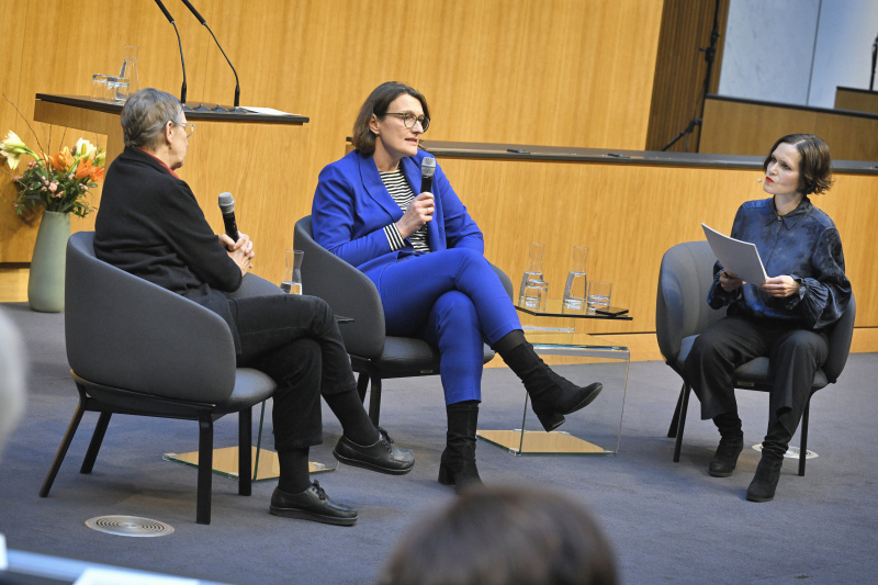 Panel 2 DIALOG verbindet. Bundesministerien im Gespräch. Von links: Fachexpertin Brigitta Busch, Leiterin der Sektion Personalentwicklung im Bundesministerium für Bildung, Wissenschaft Margareta Scheuringer, Moderation Katja Gasser