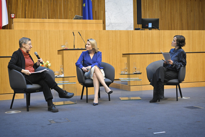 Panel 2 DIALOG verbindet. Bundesministerien im Gespräch. Von links: Fachexpertin Brigitta Busch, Integrationsministerin Susanne Raab (ÖVP), Moderation Katja Gasser