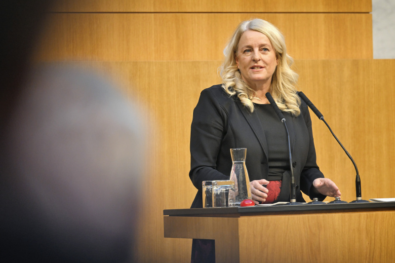 Begrüßungsworte. Bundesratspräsidentin Claudia Arpa (SPÖ)