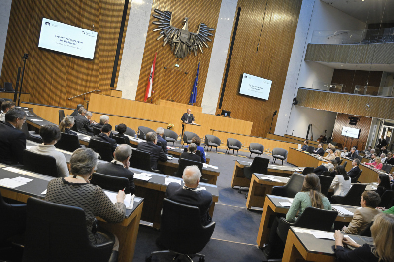 Eröffnungsworte. Nationalratspräsident Wolfgang Sobotka (ÖVP). Blick Richtung Veranstaltungsteilnehmer:innen