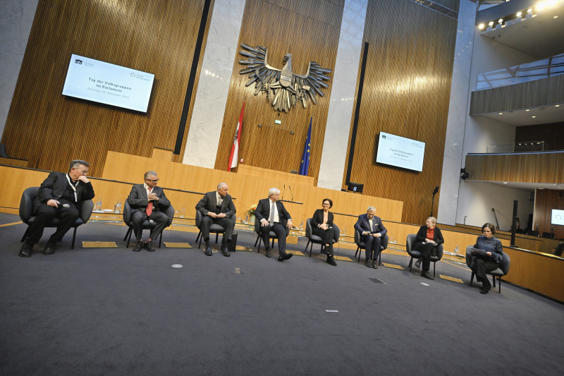 Panel 1 DIALOG verbindet. Blickpunkt Volksgruppenbeiräte. Von links: Vertreter Volksgruppe der Roma Emmerich Gärtner-Horvath, Vertreter slowakische Volksgruppe Vladimir Mlynar, Vertreter tschechische Volksgruppe Karl Hanzl, Vertreter ungarische Volksgruppe Attila Somogyi, Vertreterin slowenische Volksgruppe Augustine Gasser, Vertreter kroatische Volksgruppe Martin Ivancsics, Fachexpertin Brigitta Busch, Moderation Katja Gasser