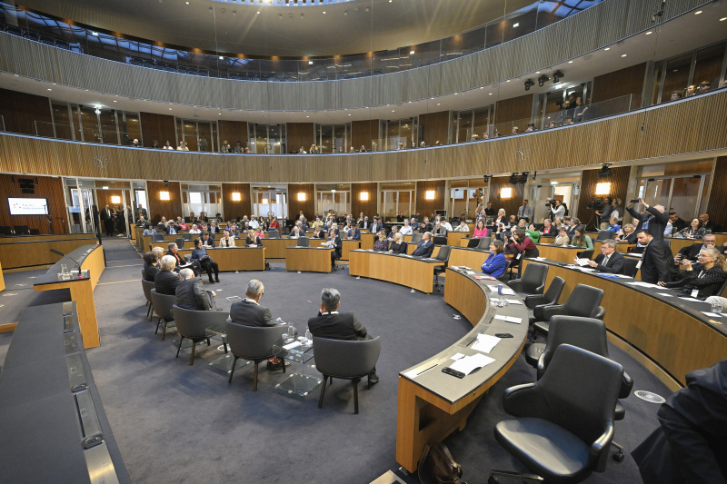 Panel 1 DIALOG verbindet. Blickpunkt Volksgruppenbeiräte. Blick Richtung Veranstaltungsteilnehmer:innen