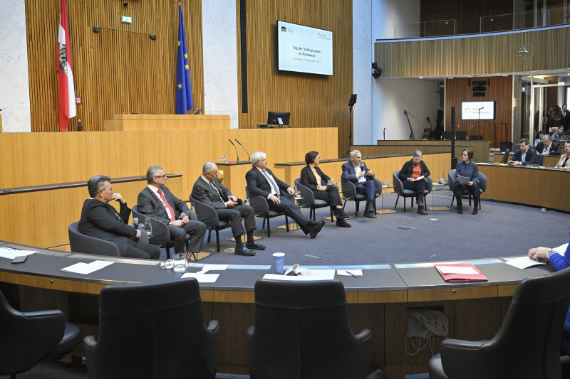 Panel 1 DIALOG verbindet. Blickpunkt Volksgruppenbeiräte. Von links: Vertreter Volksgruppe der Roma Emmerich Gärtner-Horvath, Vertreter slowakische Volksgruppe Vladimir Mlynar, Vertreter tschechische Volksgruppe Karl Hanzl, Vertreter ungarische Volksgruppe Attila Somogyi, Vertreterin slowenische Volksgruppe Augustine Gasser, Vertreter kroatische Volksgruppe Martin Ivancsics, Fachexpertin Brigitta Busch, Moderation Katja Gasser