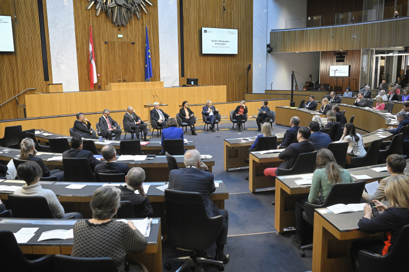 Panel 1 DIALOG verbindet. Blickpunkt Volksgruppenbeiräte. Von links: Vertreter Volksgruppe der Roma Emmerich Gärtner-Horvath, Vertreter slowakische Volksgruppe Vladimir Mlynar, Vertreter tschechische Volksgruppe Karl Hanzl, Vertreter ungarische Volksgruppe Attila Somogyi, Vertreterin slowenische Volksgruppe Augustine Gasser, Vertreter kroatische Volksgruppe Martin Ivancsics, Fachexpertin Brigitta Busch, Moderation Katja Gasser