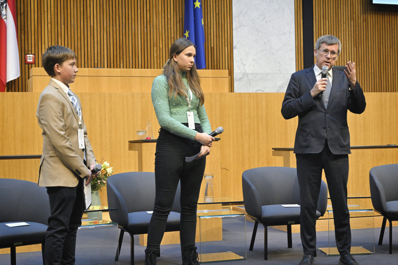 Panel 3 DIALOG verbindet - Demokratievermittlung -Demokratiebildung – Partizipationsworkshop. Von links: Schüler:innen des ZBG Oberwart .Abteilungsleiter "Demokratiebildung“ Parlamentsdirektion.Leopold Lugmayr