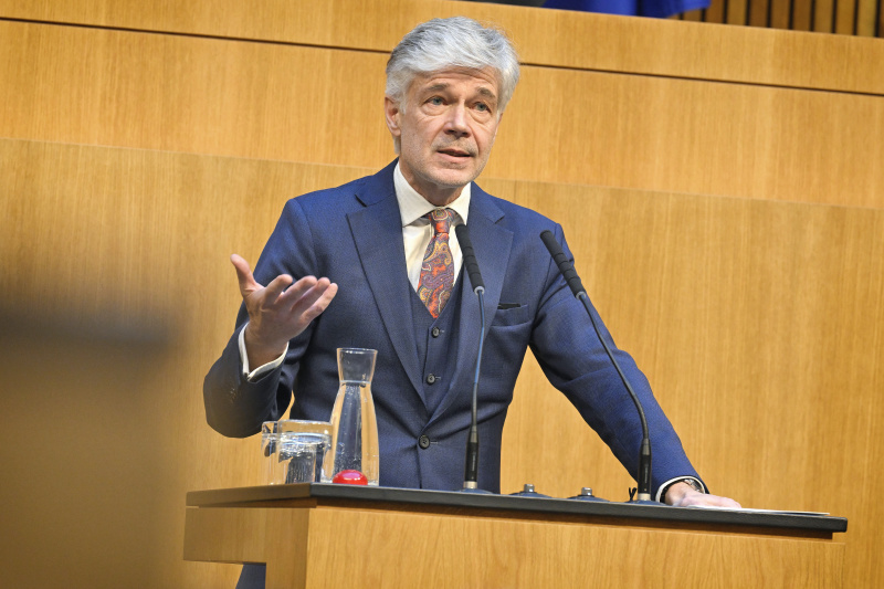 Am Rednerpult Parlamentsdirektor Harald Dossi