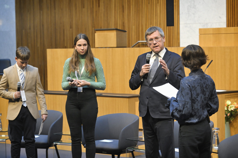Panel 3 DIALOG verbindet - Demokratievermittlung -Demokratiebildung – Partizipationsworkshop. Von links: Schüler:innen des ZBG Oberwart .Abteilungsleiter "Demokratiebildung“ Parlamentsdirektion.Leopold Lugmayr