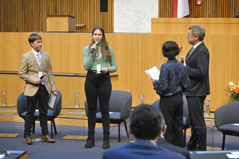 Panel 3 DIALOG verbindet - Demokratievermittlung -Demokratiebildung – Partizipationsworkshop. Von links: Schüler:innen des ZBG Oberwart .Abteilungsleiter "Demokratiebildung“ Parlamentsdirektion.Leopold Lugmayr