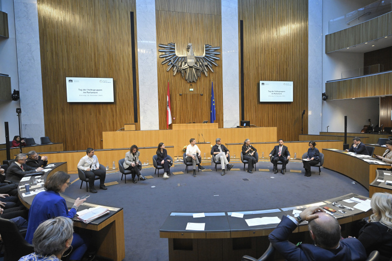 Panel 3 DIALOG verbindet - Jugend & Zukunft - Perspektiven und Visionen. Von links: Schüler ZBG Oberwart István Mihály Zsótér, Autor und Chefredakteur der Zeitung NOVI GLAS Konstantin Vlasich, ORF Redakteurin Lina Verdel, Founder und Chief Changemaker,  Moonshot Pirates Marko Londa, Film- und Contentproduzent  Thomas Kamenar, Medienbeauftragte im Schulverein Komensky Melanie Juriga, ORF Redakteur Mario Czory, Moderation Katja Gasser