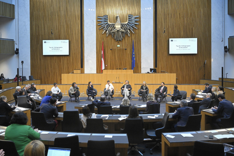 Panel 3 DIALOG verbindet - Jugend & Zukunft - Perspektiven und Visionen. Von links: Schüler ZBG Oberwart István Mihály Zsótér, Autor und Chefredakteur der Zeitung NOVI GLAS Konstantin Vlasich, ORF Redakteurin Lina Verdel, Founder und Chief Changemaker,  Moonshot Pirates Marko Londa, Film- und Contentproduzent  Thomas Kamenar, Medienbeauftragte im Schulverein Komensky Melanie Juriga, ORF Redakteur Mario Czory, Moderation Katja Gasser