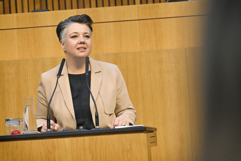 DIALOG verbindet - Statements der Bereichssprecher:innen. Am Rednerpult Nationalratsabgeordnete Olga Voglauer (GRÜNE)
