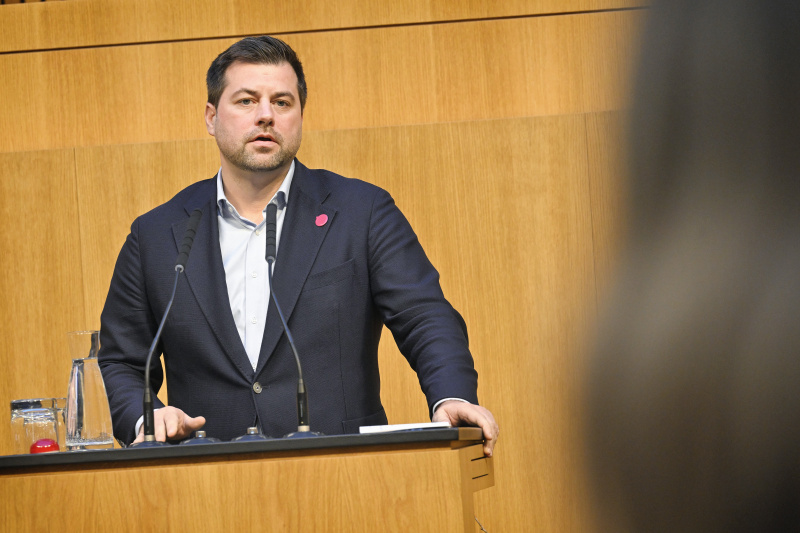 DIALOG verbindet - Statements der Bereichssprecher:innen. Am Rednerpult Nationalratsabgeordneter Michael Bernhard (NEOS)