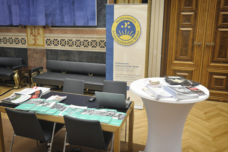 Info-Stände der Volksgruppen im Empfangssalon