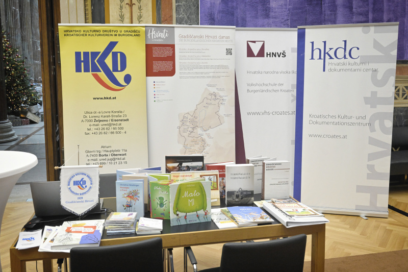 Info-Stände der Volksgruppen im Empfangssalon