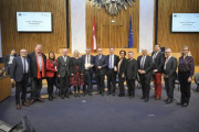 Gruppenfoto mit Nationalratspräsident Wolfgang Sobotka (ÖVP) (7. von links) und Bundesratspräsidentin Claudia Arpa (SPÖ) (5. von links)