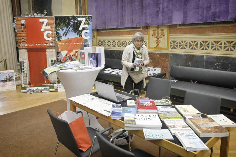 Info-Stände der Volksgruppen im Empfangssalon