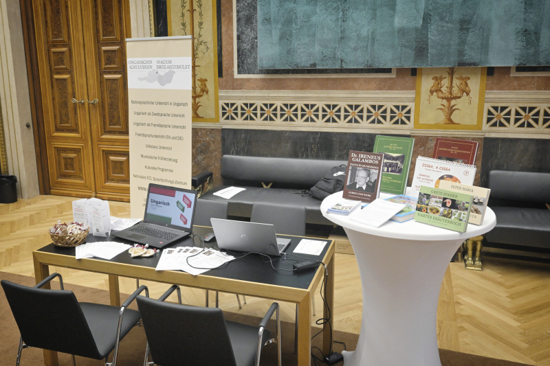 Info-Stände der Volksgruppen im Empfangssalon
