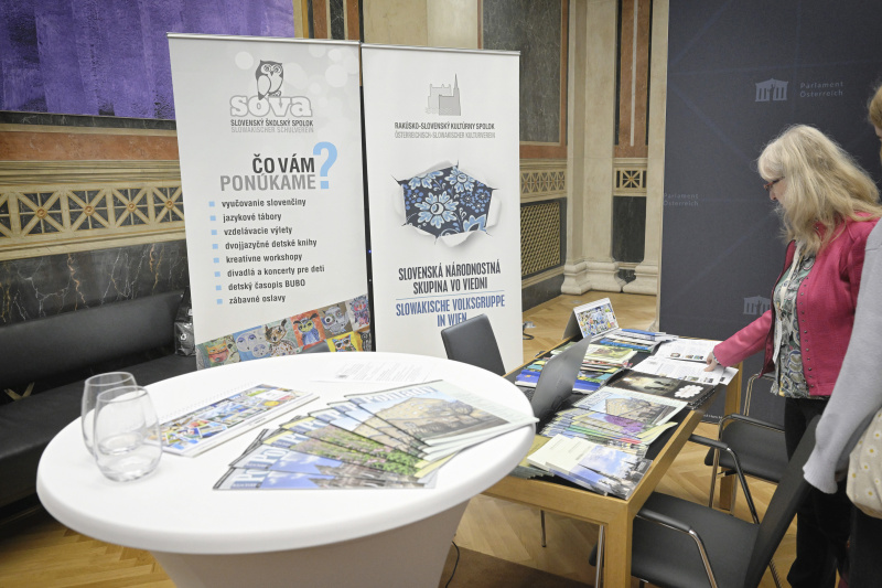 Info-Stände der Volksgruppen im Empfangssalon