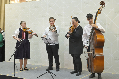 Kulturbeitrag der kroatischen Volksgruppe: Tamburicaorchester Musikstück „Par koraka od meraka“