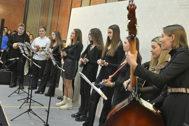 Kulturbeitrag der kroatischen Volksgruppe: Tamburicaorchester Musikstück „Par koraka od meraka“