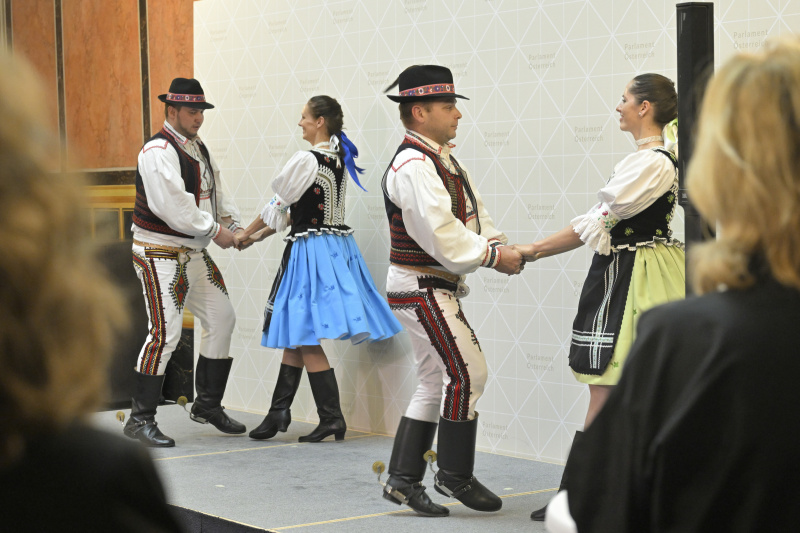  Kulturbeitrag der slowakischen Volksgruppe: Volkstanzgruppe „Vinica“