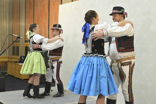  Kulturbeitrag der slowakischen Volksgruppe: Volkstanzgruppe „Vinica“