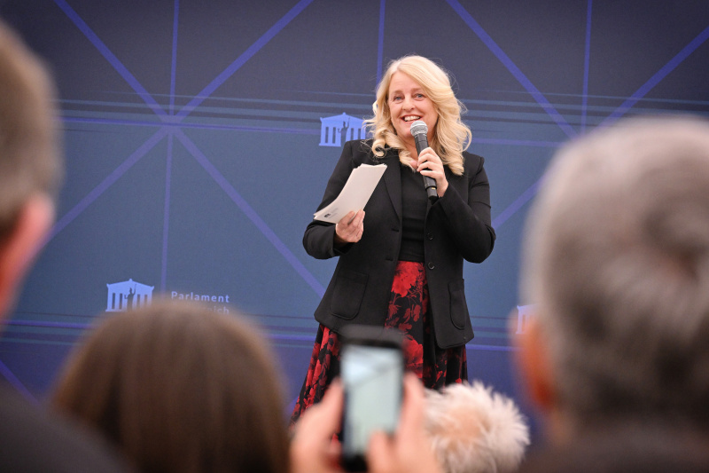 Begrüßungsworte. Bundesratspräsidentin Claudia Arpa (SPÖ)