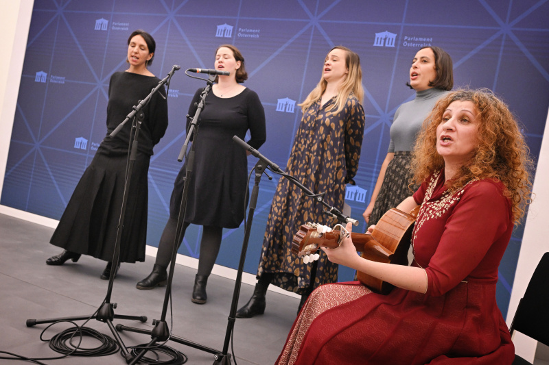 Musikalische Umrahmung. Ivana Ferencova und Chor