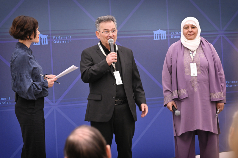 Von links: Moderation Katja Gasser, Vorsitzender des Volksgruppenbeirates der Volksgruppe der Roma Emmerich Gärtner-Horvath, Muttersprachenlehrerin Romanes Rabie Peric